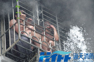 防盗窗将一家人挡在阁楼里